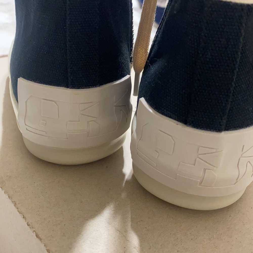 Shoes - Picture 2 of 7